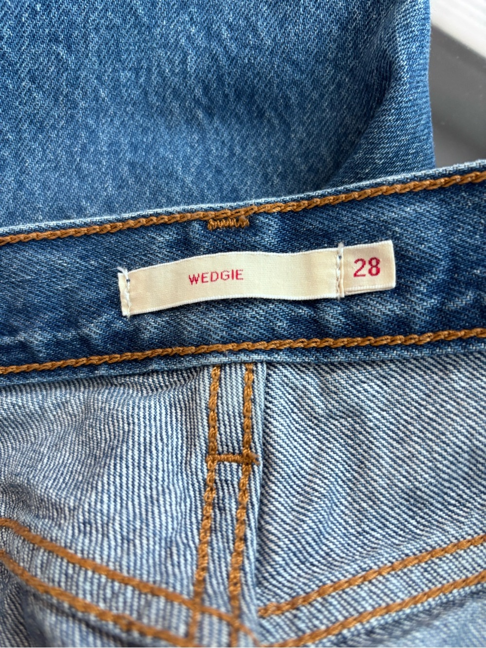 LEVI’S Wedgie Straight Jeans Size 28 Distressed Frayed Hem - Picture 4 of 13